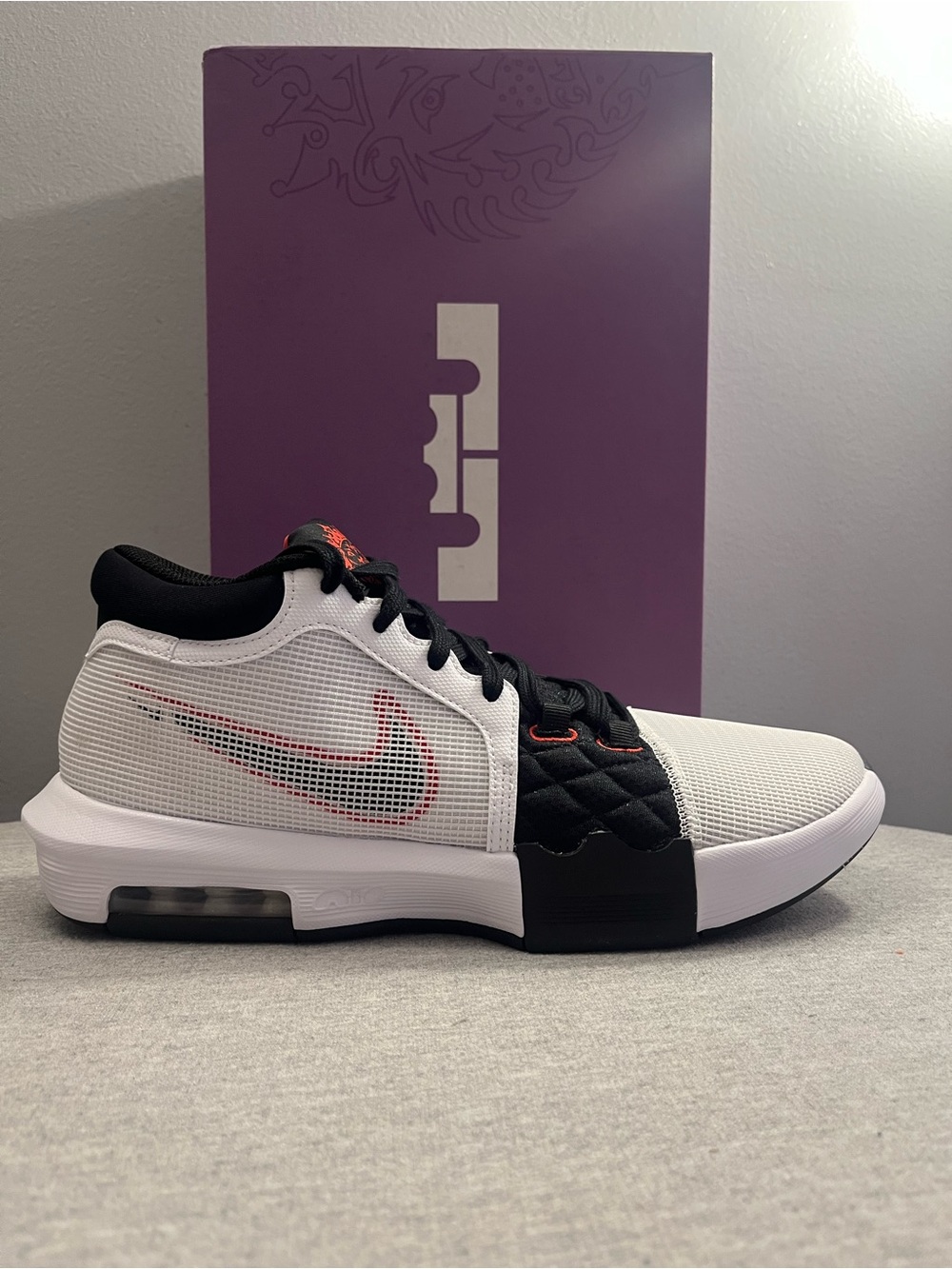 Nike Lebron Witness VIII White Black Red Men's Shoe Size 10 FB2239-103